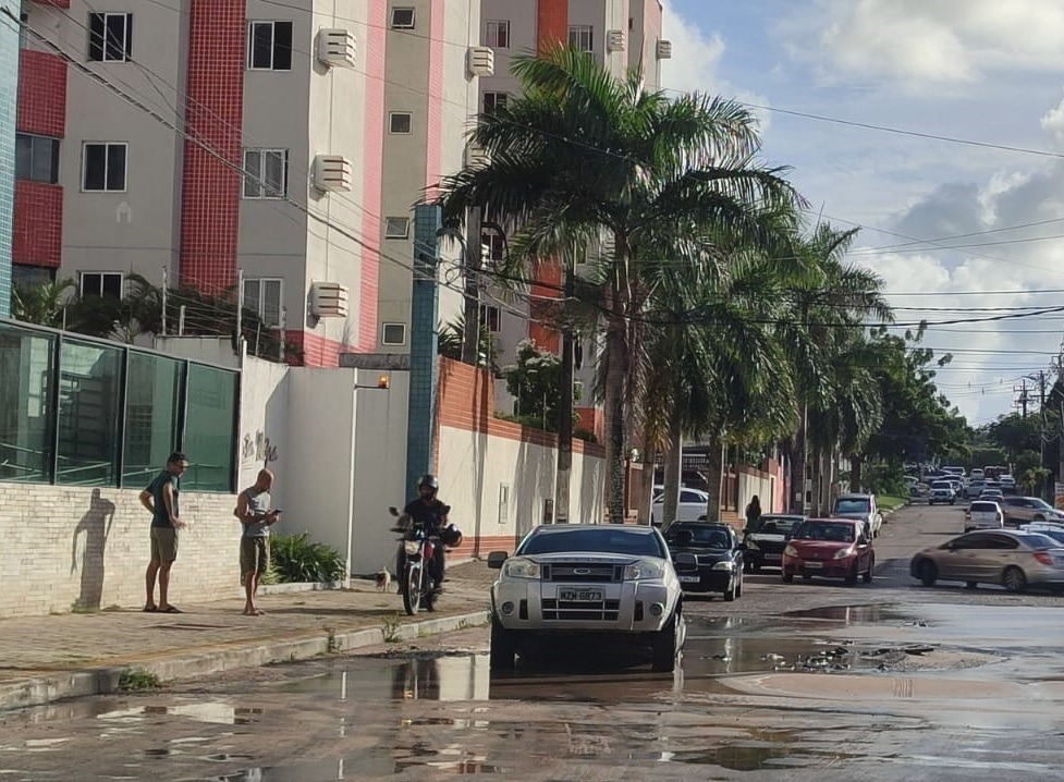 VÍDEO: Carro cai em cratera após rompimento de tubulação na zona Sul de Natal