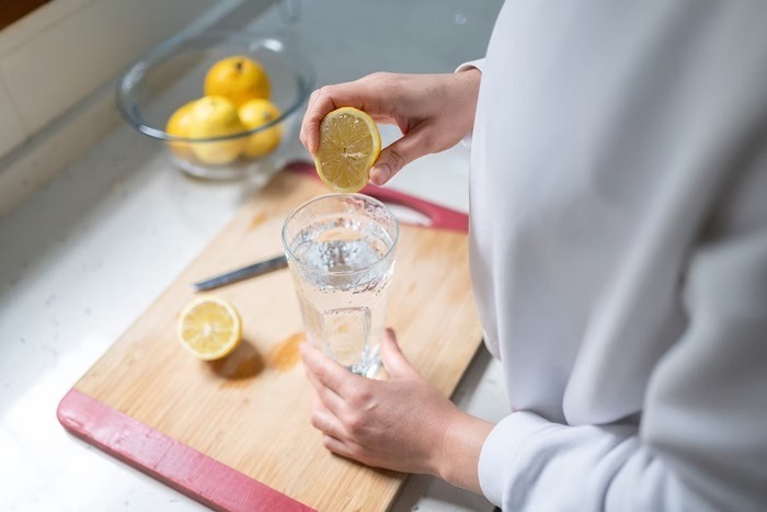 Água com limão: saiba o que acontece com o corpo se beber diariamente