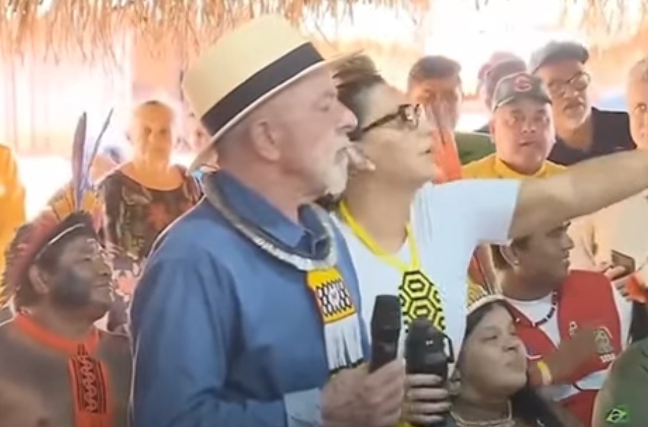Janja interrompe cerimônia com Lula e pede para plateia se sentar; assista