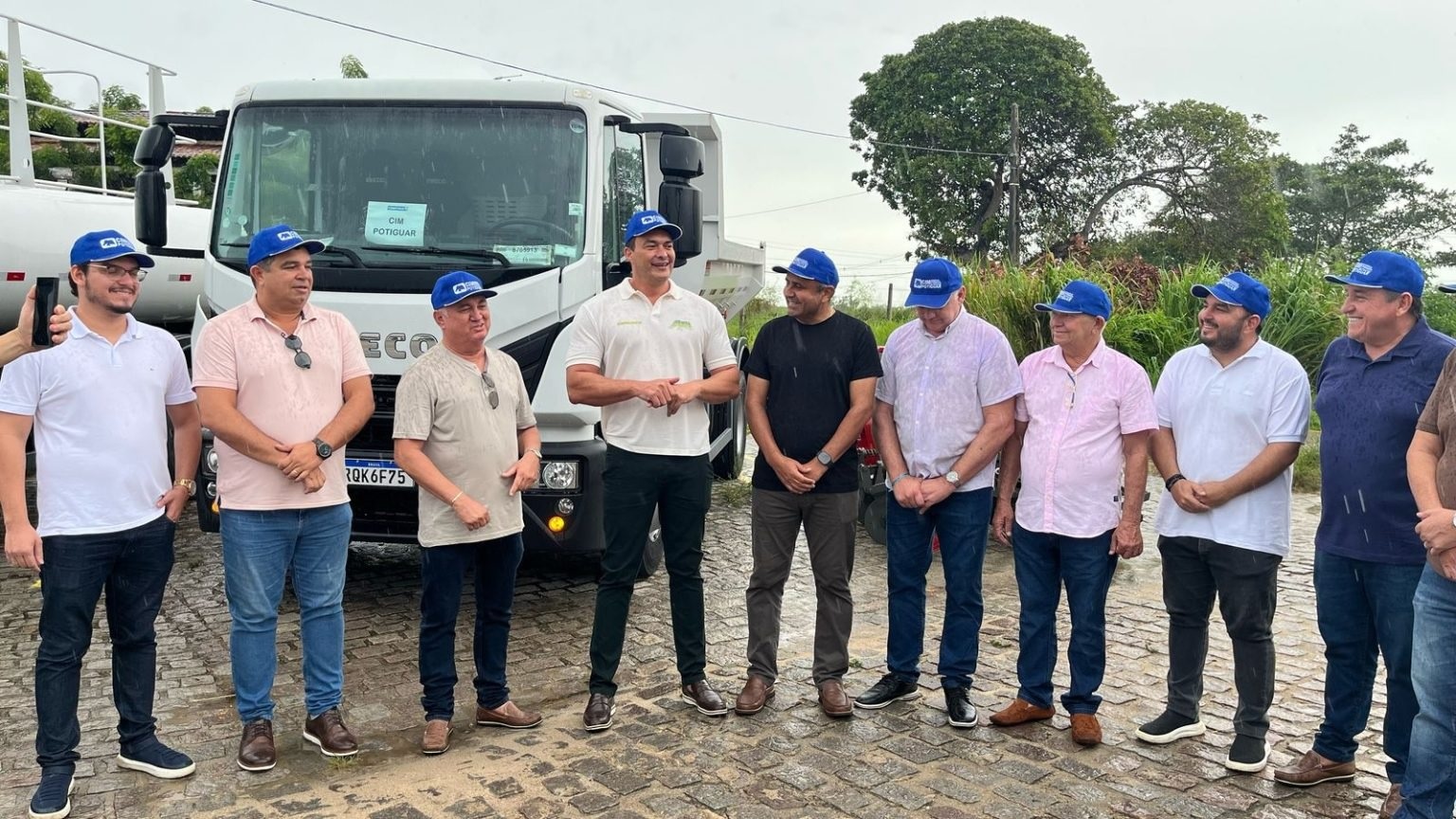 Senador Styvenson entrega caminhões e implementos agrícolas em evento que reuniu mais de 20 prefeitos do interior potiguar