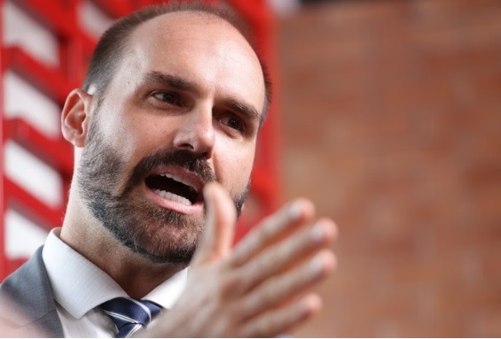 Eduardo Bolsonaro diz que dorme em colchão inflável nos EUA