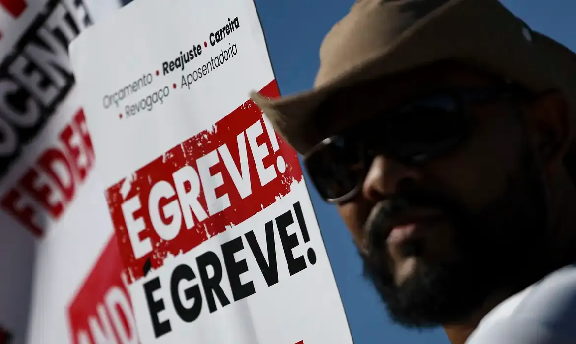 Governo Lula quer regulamentar greves no serviço público ainda em 2025