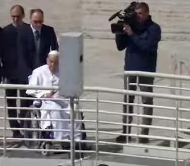 VÍDEO: Papa Francisco faz aparição pública surpresa após deixar hospital e acena para fieis no Vaticano