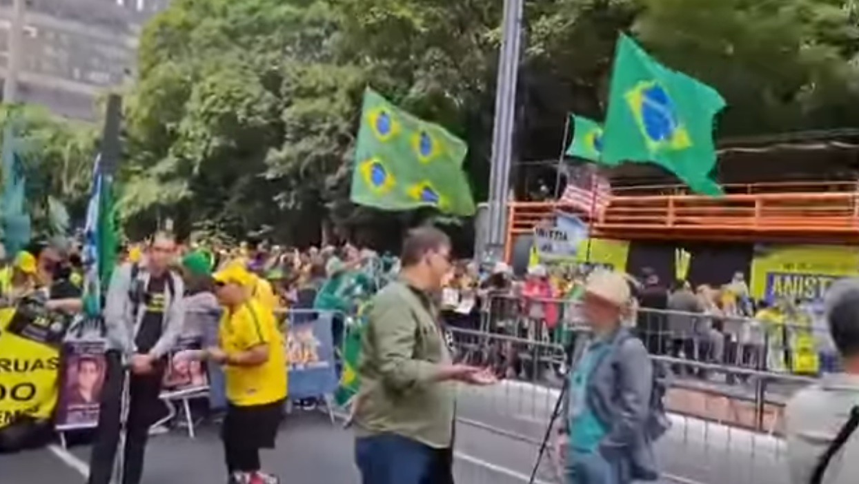 Manifestantes começam a chegar para ato na Av. Paulista a favor da anistia aos envolvidos no 8/1
