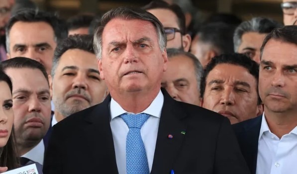 Bolsonaro: Tenho esperança de ter ajuda de fora, ‘filho 03’ está encontrando ‘pessoas importantes’ nos EUA