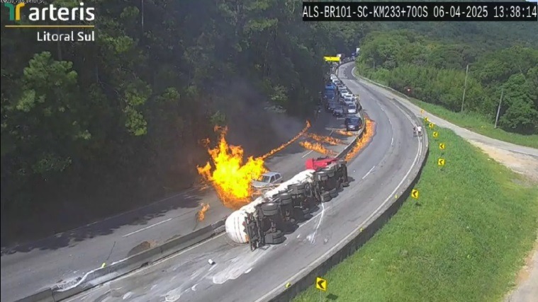 VÍDEO: Caminhão pega fogo e incendeia 25 veículos na BR-101 em SC; 5 pessoas ficaram feridas