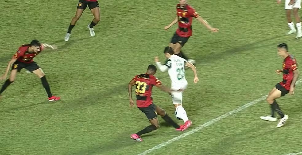 Domingo de Brasileirão teve polêmicas de arbitragem e nenhum time 100%; veja resultados e classificação