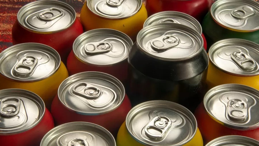 Até 8 colheres de chá de açúcar: quais refrigerantes são os mais calóricos?
