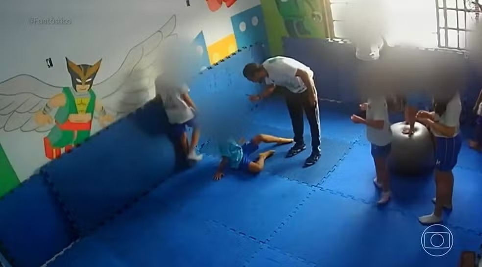 VÍDEO: Professor agride criança autista em escola; assista