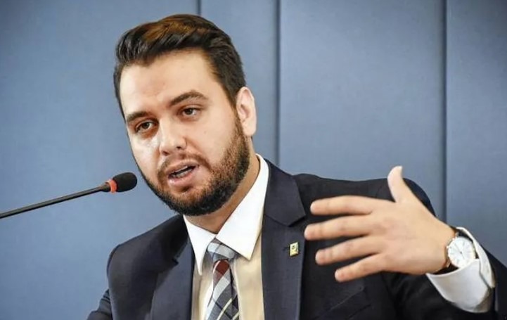 Moraes multa ex-assessor de Bolsonaro em R$ 20 mil por descumprir veto a uso de redes sociais