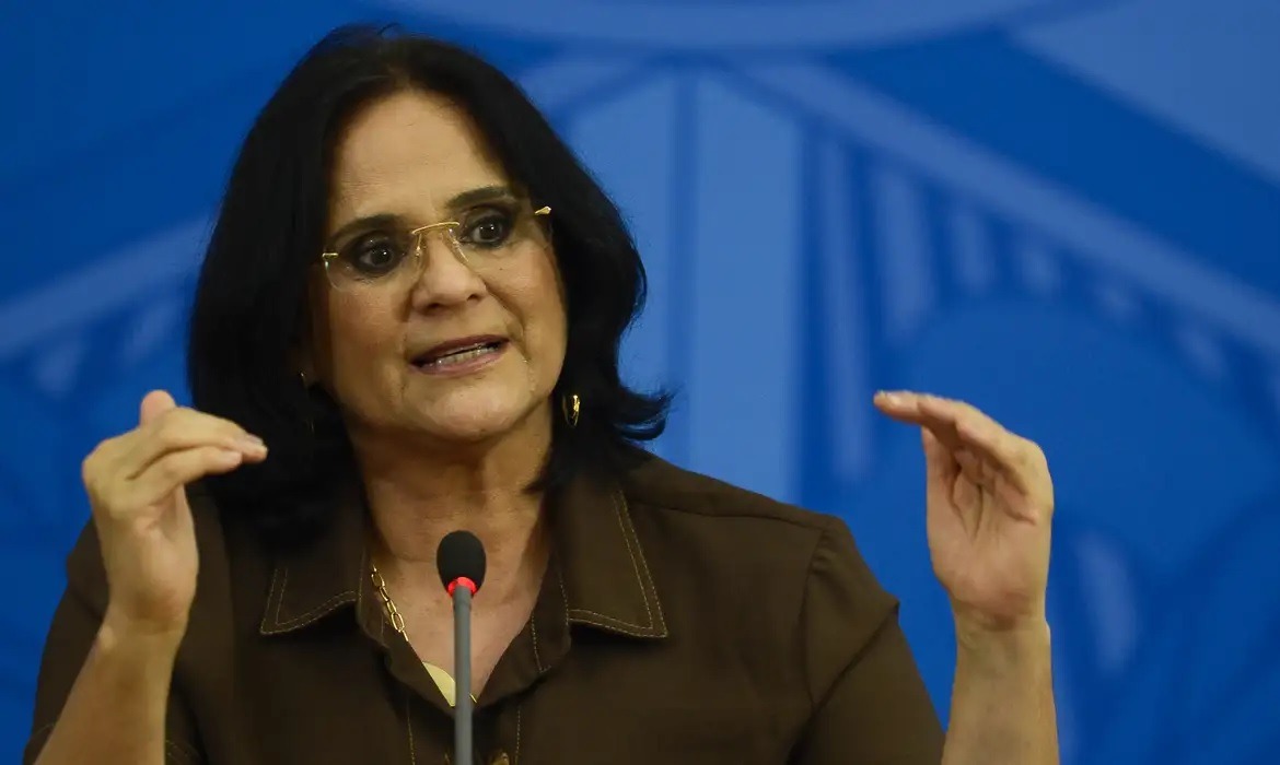 Damares pauta texto que veta exigência de vacina anti-Covid em escolas