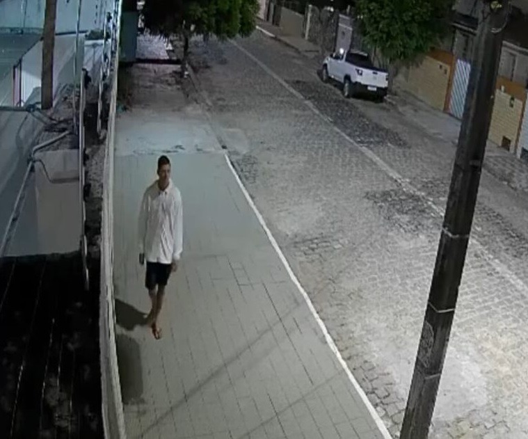 Polícia divulga imagem de suspeito de roubo de veículo em Natal