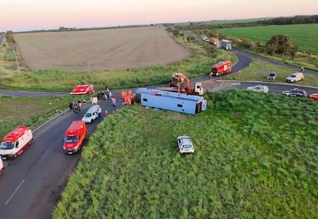Capotamento de ônibus deixa 11 mortos e 36 feridos no interior de Minas Gerais