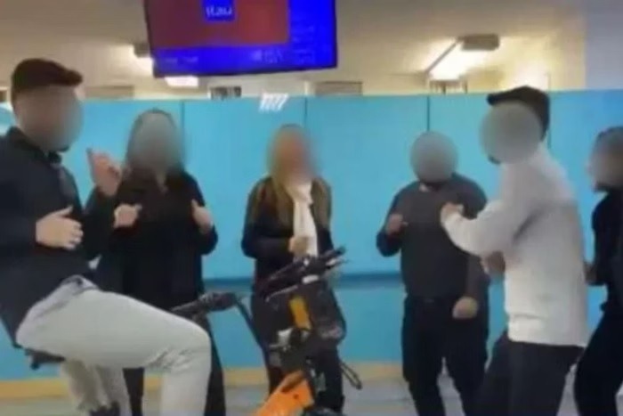 Itaú é condenado a pagar R$ 10 mil por obrigar ex-gerente a fazer “dancinha do TikTok”
