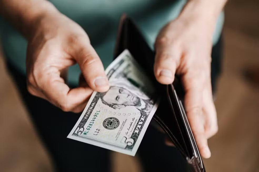 Dólar encosta em R$ 6,10 com guerra global de tarifas
