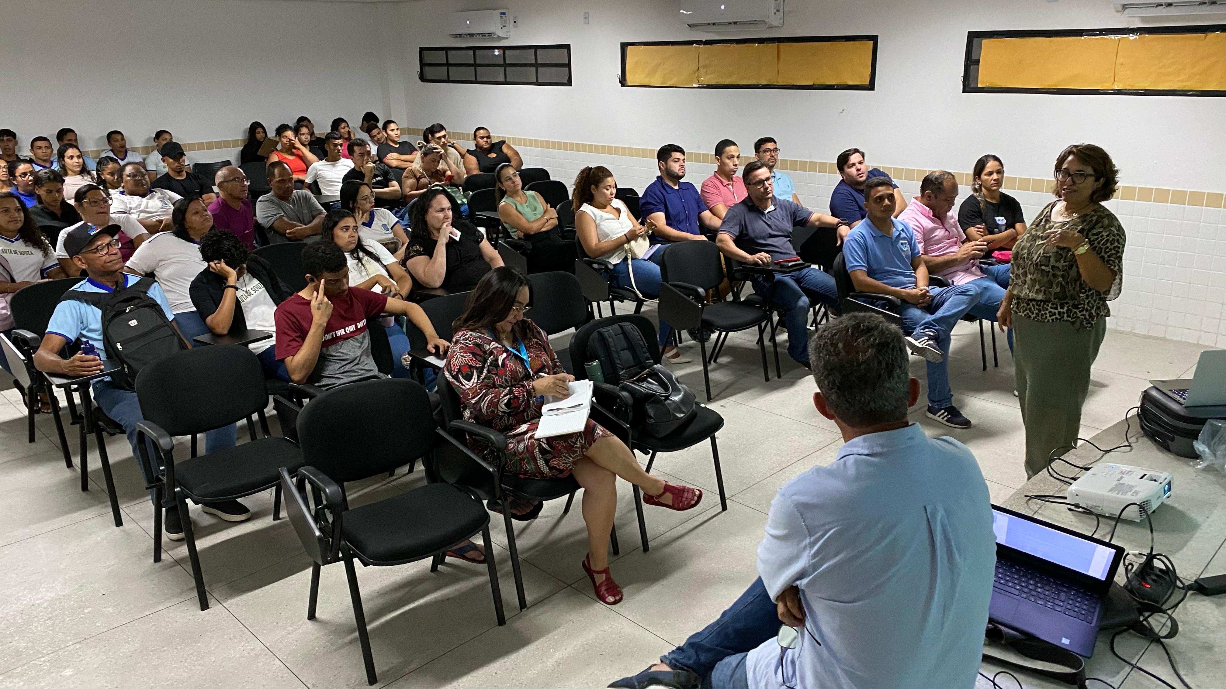 Semurb debate Plano de Saneamento Básico com população de Macaíba
