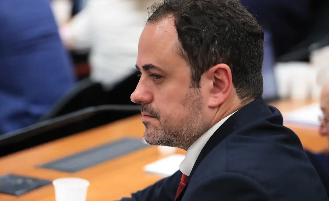 Deputado Glauber Braga dorme no chão da Câmara após anunciar greve de fome