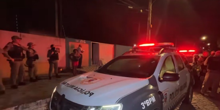 Homem mata irmão gêmeo a facadas após discussão em Parnamirim