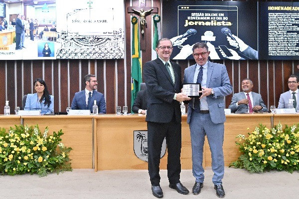 Deputado Dr. Kerginaldo homenageia jornalista  do Portal Grande Ponto