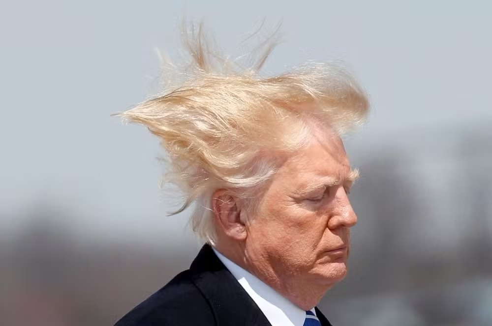 “Gosto de lavar meu lindo cabelo”, diz Trump ao mudar regras de chuveiros nos EUA