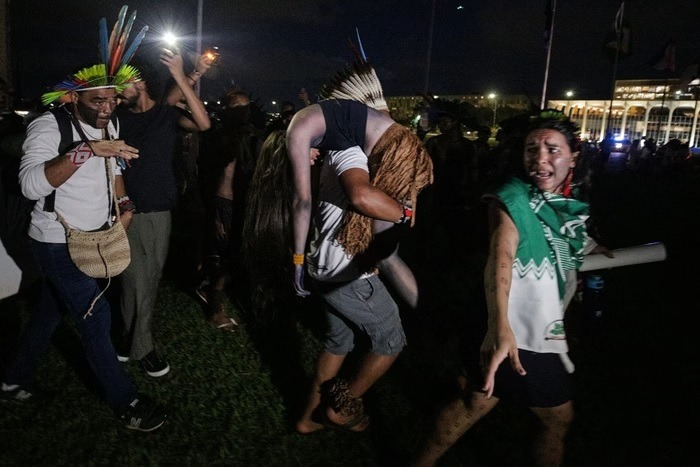 VÍDEO: Polícia lança bombas em indígenas no Congresso