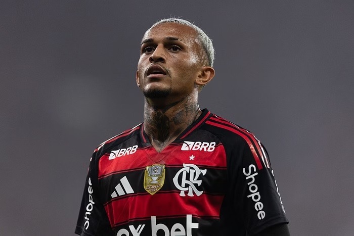 Lateral do Flamengo xinga torcedor após derrota na Libertadores