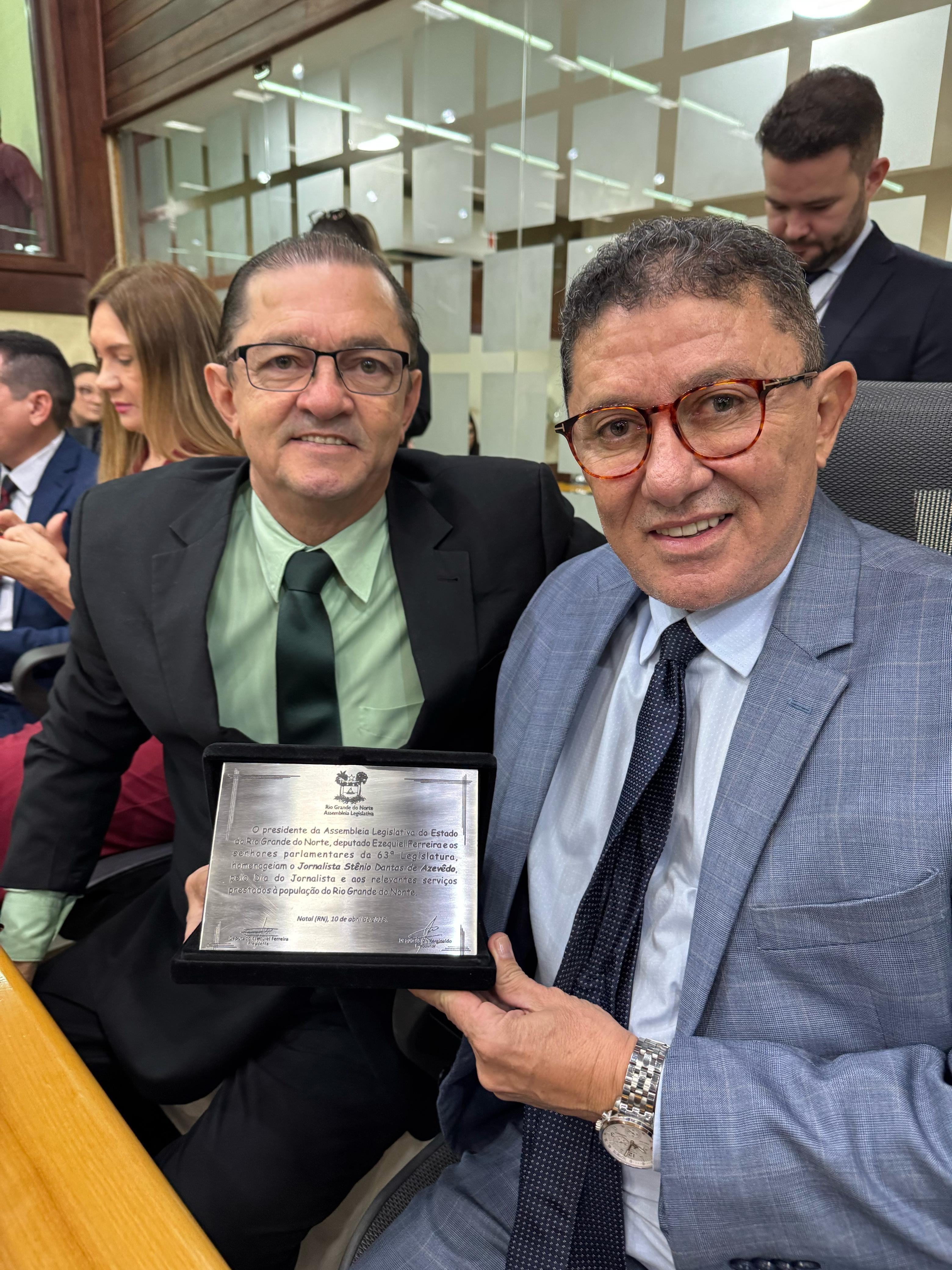 Stênio Dantas, proprietário do Portal Grande Ponto, é homenageado na Assembleia Legislativa pelo Dia do Jornalista