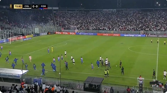Libertadores: Partida entre Colo Colo x Fortaleza é cancelada após morte de torcedores e confusão; veja imagens