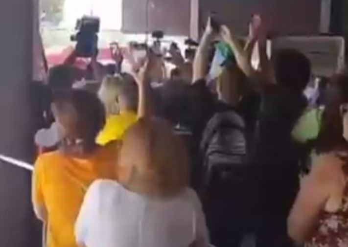 [VÍDEO] Bolsonaro é recepcionado por apoiadores em hospital de Natal: "Estamos com você"