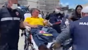  VÍDEO: Veja o momento em que Bolsonaro é retirado às pressas de helicóptero