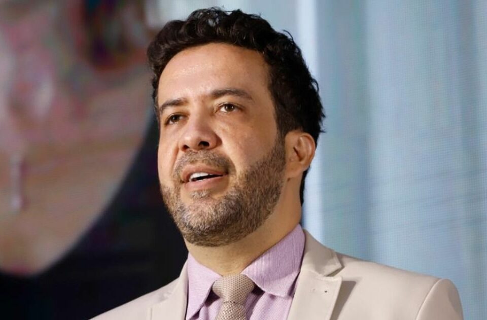 Janones é denunciado com base na Lei Maria da Penha por chantagear prefeita