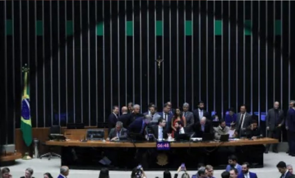 Governo avalia punir aliados que apoiam urgência à anistia