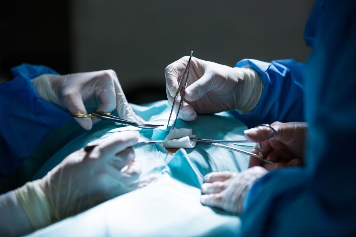 Mulher perde visão, audição e movimentos após cirurgia de implante de silicone nos seios