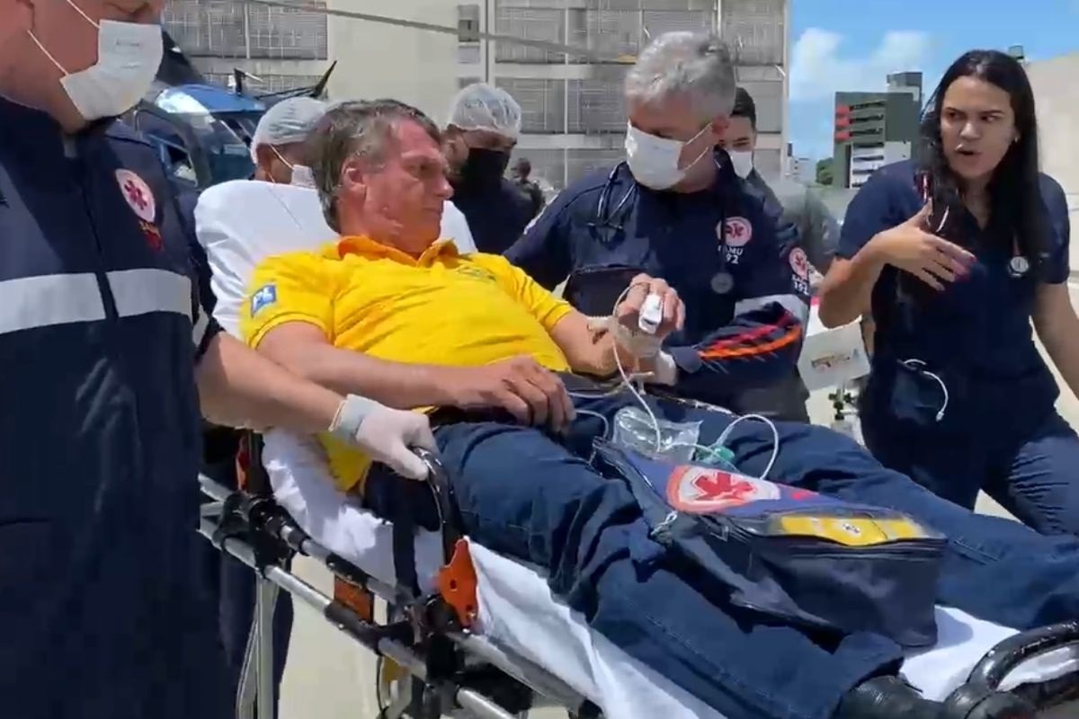 Médico de Bolsonaro chega a Natal para acompanhar ex-presidente