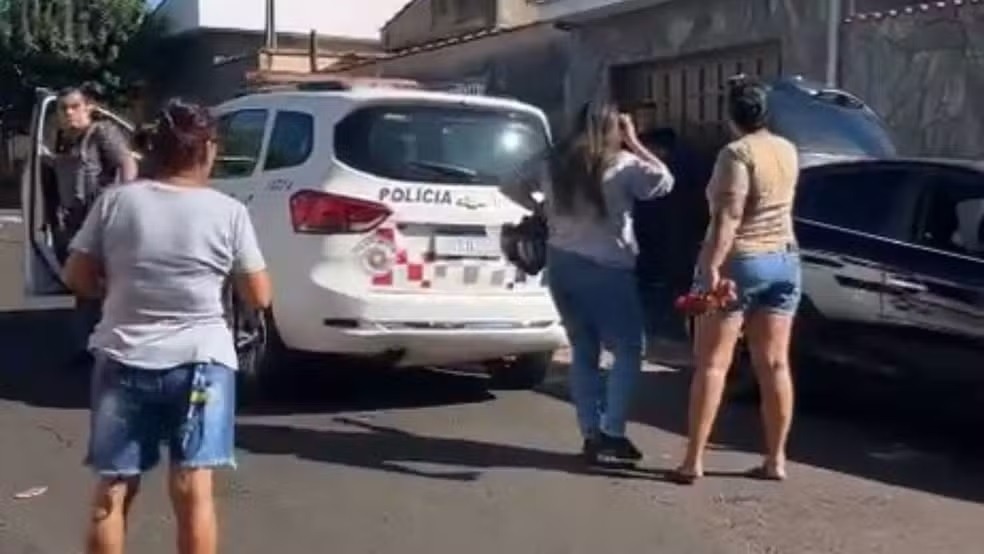 Criança dada como desaparecida por família é achada no porta-malas do carro dos pais 