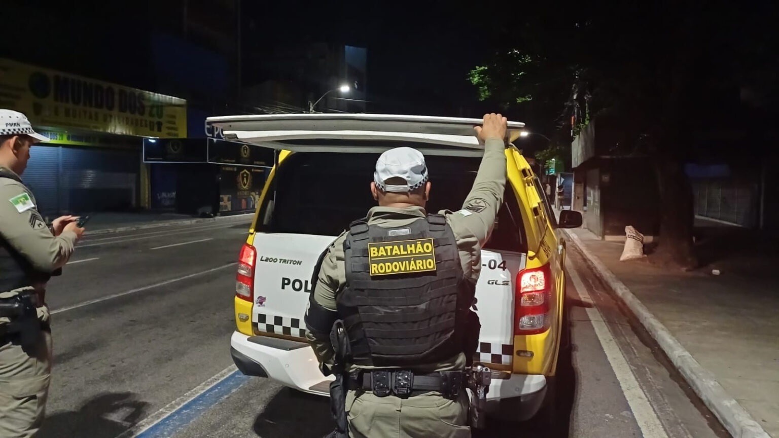 Batalhão Rodoviário captura dois foragidos da justiça na avenida Rio Branco, em Natal
