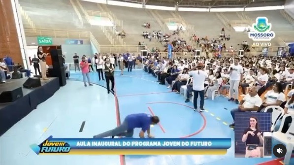 VÍDEO: Vice-prefeito de Mossoró sofre queda ao tentar pular do palco durante evento; assista