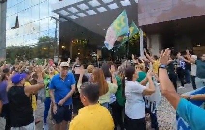 Apoiadores se reúnem em frente ao Hospital Rio Grande para se despedir de Bolsonaro