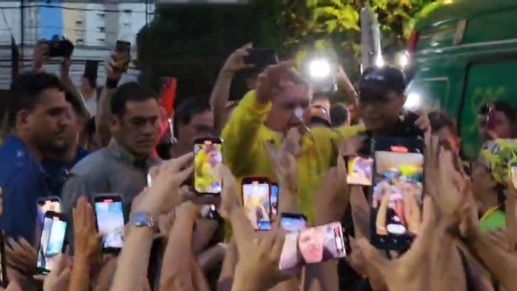 VÍDEO: Aos gritos de "mito", multidão se despede de Bolsonaro na saída do hospital