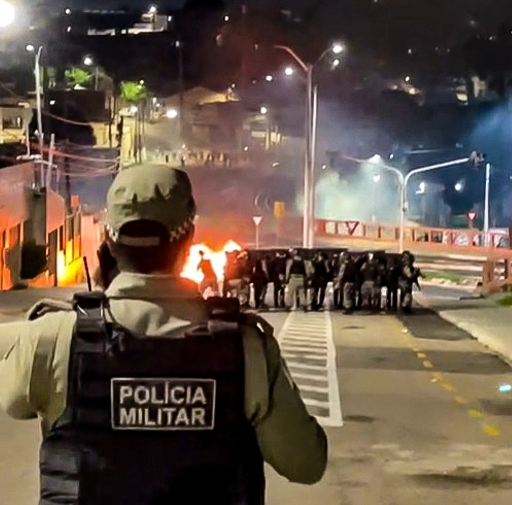 Jovem é morta por bala perdida durante confronto no Passo da Pátria; moradores protestam nas ruas