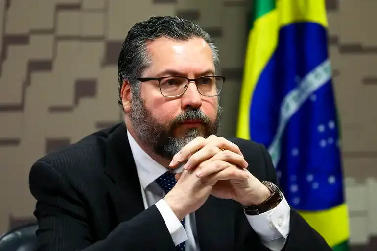 Poder corrupto do Brasil entrega país para China, diz Ernesto Araújo