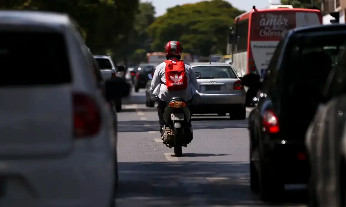 Oito em cada 10 brasileiros afirmam ter medo de assalto quando motos se aproximam, diz Datafolha