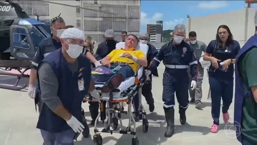 Bolsonaro é submetido a cirurgia para desobstruir intestino em Brasília, diz boletim médico