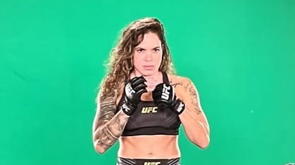 Amanda Nunes entra no Hall da Fama do UFC e chora copiosamente durante anúncio