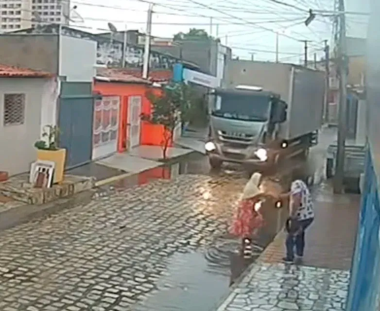 Câmera flagra caminhão em alta velocidade quase atropelando idosa em Mossoró; assista