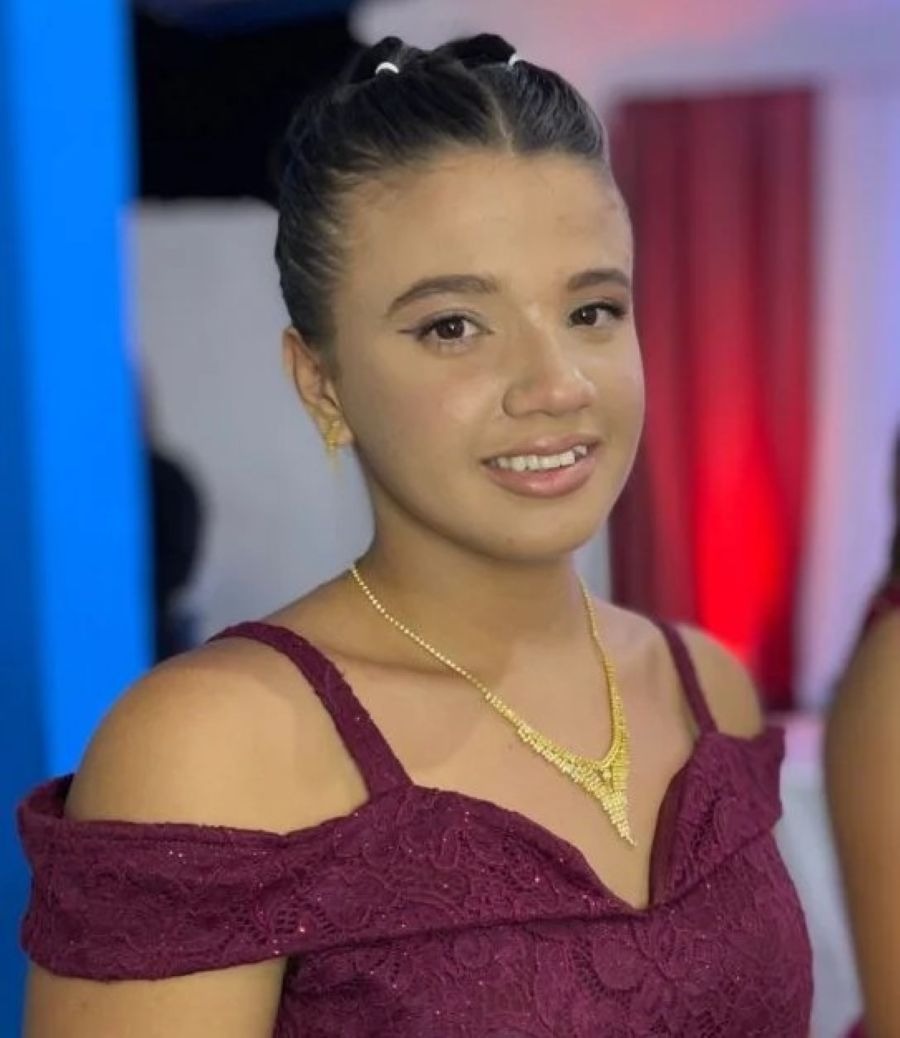 Jovem de 15 anos morre após sofrer descarga elétrica ao retirar celular da tomada depois de sair do banho