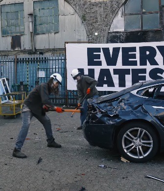 Em protesto contra Elon Musk, grupo destrói veículo da Tesla em Londres