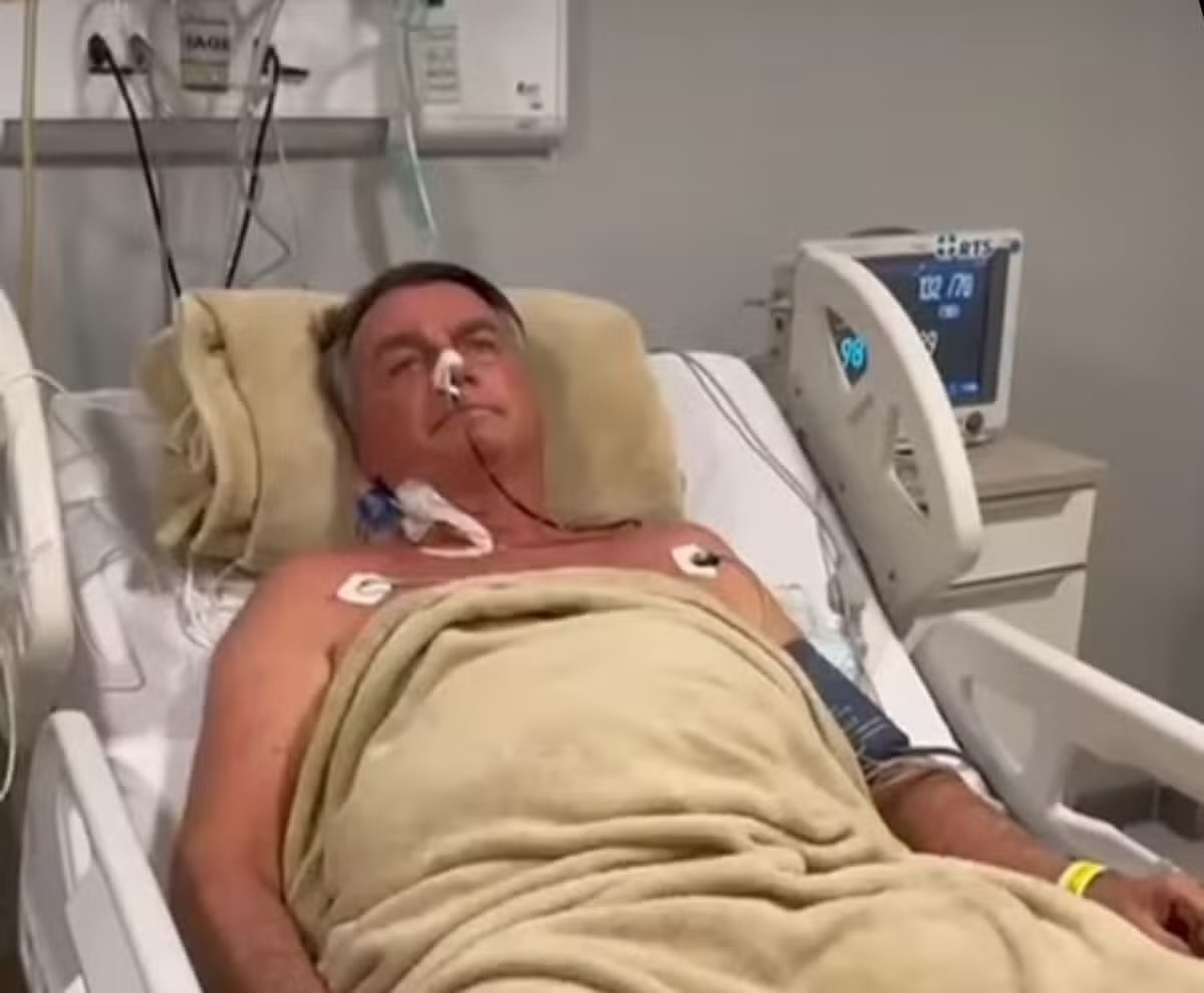 Jair Bolsonaro deixa UTI e segue para quarto em hospital, diz Michelle