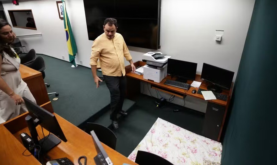 Glauber Braga apresenta ‘sinais de fraqueza’ após 139 horas de greve de fome contra a cassação, diz equipe