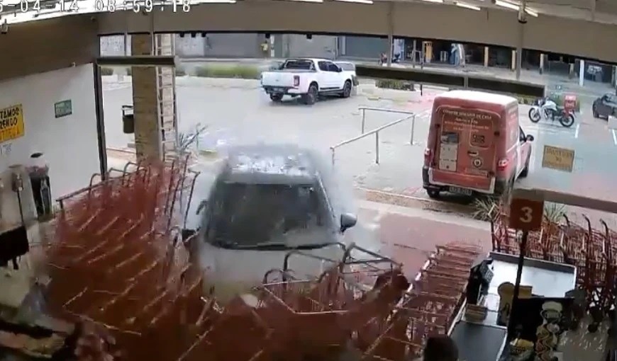 VÍDEO: Carro desgovernado invade mercado, e funcionário escapa por pouco; assista